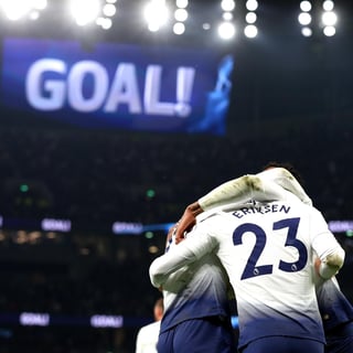Christian Eriksen (c), de Tottenham, celebra con sus compañeros luego de anotar el gol en la victoria ante Brighton en la Premier League. (Especial)