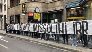 Los ultras ultraderechistas del Lazio llevaron una pancarta con este texto: 'Honor a Benito Mussolini', según se ve en unos vídeos que circulan en internet. (Especial)