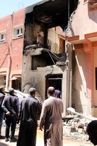 Varias personas inspeccionan los daños causados por un bombardeo en Trípoli. (EFE)