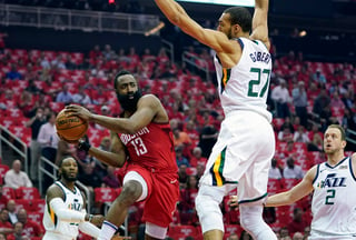 James Harden (i) metió 26 puntos en la victoria de los Rockets de Houston 100-93 ante el Jazz de Utah.