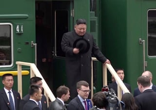 Kim Jong Un baja de un tren a su llegada a la estación de Khasan, en la región de Primorye, Rusia. (AP)