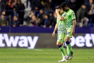 Andrés Guardado (i) se lamenta tras la finalización del partido donde Levante le ganó 4-0 al Betis.
