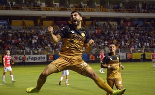 Amaury Escoto celebra tras marcar el primer gol de Dorados, que derrotó 3-1 a Mineros en el juego de ida de la semifinal de Ascenso.