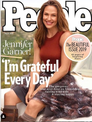 Feliz. La revista develó la portada en la que Jennifer Garner aparece sentada en el capó de un auto con montañas verdes. (ESPECIAL)