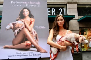 Miembro. La actriz Sofía Sisniega es embajadora de la nueva campaña de PETA Latino; ayer se manifestó frente a una tienda. (NOTIMEX)