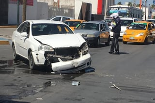 El personal de la Cruz Roja de Torreón acudió al lugar para atender a la persona lesionada en el accidente. (EL SIGLO DE TORREÓN) 