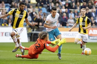 El PSV de Hirving Lozano (c) necesita ganar para llegar a 80 puntos y alcanzar al Ajax, líder de la Eredivisie.