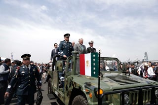 Andrés Manuel López Obrador inauguró ayer la Feria Aeroespacial de México, en la base militar de Santa Lucía. (EL UNIVERSAL)