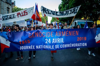 Manifestantes franco-armenios asistieron a una marcha después de una ceremonia conmemorativa, celebrada por el primer ministro francés, por el 104 aniversario del genocidio armenio. (EFE)