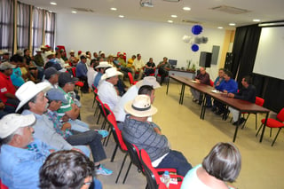 El diputado Javier Borrego deja plantados otra vez a representantes campesinos y el director regional de Conagua dialoga con ellos. (EL SIGLO DE TORREÓN/CLAUDIA LANDEROS)