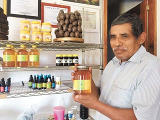 Con el saber comunitario, en 1985 Emilio comenzó la colecta de miel de los troncos. Años después, sin querer, inició con el rescate de la actividad. (EL UNIVERSAL)