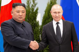  El presidente de Rusia, Vladímir Putin, y el líder norcoreano, Kim Jong-un, exhibieron hoy una gran sintonía personal, a juzgar por las sonrisas y elogios que se dedicaron a lo largo de las tres horas que duró su primera cumbre. (EFE)