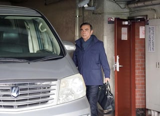 Ghosn, con traje oscuro y sin corbata, abandonó el centro de reclusión en el que estaba desde el pasado 4 de abril. (ARCHIVO)