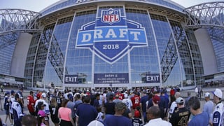 Para lograr un equilibrio en la liga, la NFL le otorga la primera selección del Draft al equipo con el peor récord de la temporada anterior. (ARCHIVO)