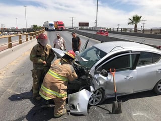 El accidente se registró la tarde de este jueves en la bajada del citado puente sobre los carriles que dirigen de Lerdo a Torreón. (ESPECIAL)