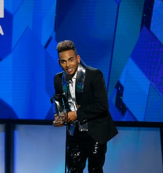 Ganador. El cantante de reggaetón y trap, Ozuna, recibe el premio artista Latin Rhythm del año solista en los Premios Billboard. (ESPECIAL)
