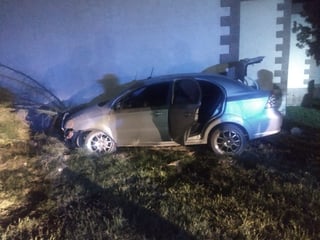 El vehículo Chevrolet Aveo de color plata se salió del camino y terminó impactándose contra una finca.