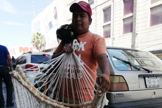 Fredy Rodríguez Robles recorre las calles del Centro de las 9 de la mañana a las 5 de la tarde, para vender el mayor número de hamacas. (EL SIGLO DE TORREÓN)