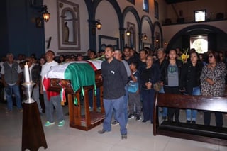 En la iglesia de Nahuatzen se ofició una misa de cuerpo presente para el presidente municipal, David Otlica Avilés, secuestrado y localizado sin vida el pasado martes. (CORTESÍA / Lino Hernández Gochi, @articulosietemx)