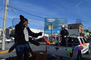 El desfile de la Secretaría de Salud respecto al Día Mundial contra el Paludismo se realizó por calles de la zona Centro de Torreón. (ROBERTO ITURRIAGA)