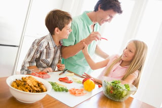 Comparte con tus hijos un estilo sano de alimentación.
