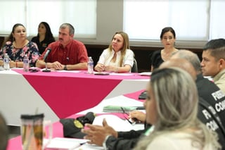 En el Salón de Usos Múltiples del DIF Coahuila realizan reunión operativa sobre los espectáculos que se presentarán.