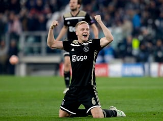 Donny van de Beek, del Ajax, festeja al final del encuentro de la Liga de Campeones ante la Juventus.