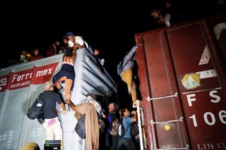 Unos 400 migrantes lograron abordar 'La Bestia', el tren carguero, en Arriaga, para continuar su viaje al norte del país, en la búsqueda por cruzar a Estados Unidos. (EFE)