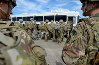 Asimismo, esa fuente corroboró que el Pentágono ha recibido la solicitud del DHS, que incluye el envío de nuevos efectivos a la frontera, aunque matizó que no serán muchos, 'apenas un par de cientos' de soldados. (ARCHIVO)