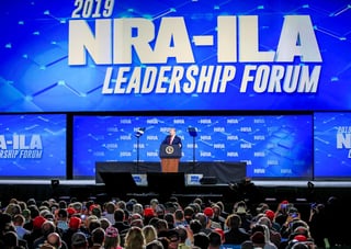 El presidente estadounidense, Donald Trump, ofrece un discurso ante el encuentro anual de la Asociación Nacional del Rifle (NRA) en Indianapolis.