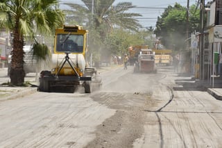 En poco más de un mes estará lista la rehabilitación del pavimento en la colonia Fuentes del Sur de Torreón. (FERNANDO COMPEÁN)