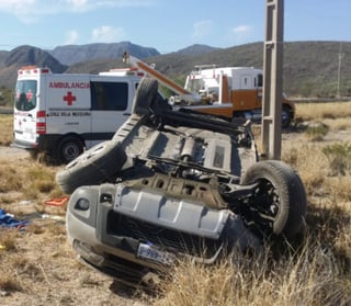 La camioneta Renault Duster en que viajaban las siete personas lesionadas, terminó volcada fuera del camino y con las llantas hacia arriba. La unidad fue considerada pérdida total. (EL SIGLO DE TORREÓN)