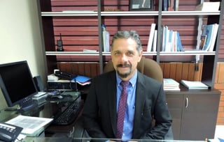 El rector de la máxima casa de estudios en el estado, reconoció la labor profesional del doctor José Saeb Olivares. (EL SIGLO DE TORREÓN)