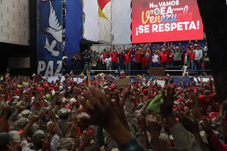 Cientos de personas celebraron ayer en Caracas la salida del país de la Organización de Estados Americanos (OEA).