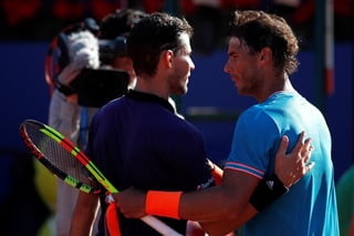 Dominic Thiem (i) derrotó 6-4, 6-4 a Rafael Nadal, y avanzó a la final del Abierto de Barcelona, donde se medirá a Daniil Medvedev.
