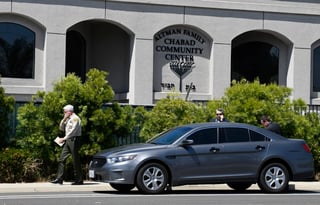El policía del condado San Diego Bill Gore llega a la sinagoga Chabad de Poway, escenario del tiroteo en donde perdió la vida una persona.