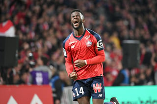 El delantero Jonathan Bamba festeja luego de su cabezazo para el segundo gol del Lille. (Especial)
