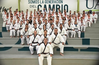 Participaron más de un centenar de taekwondoínes de entre 10 y 13 años de edad, quienes han alcanzado los grados de cintas marrón, roja y negra.