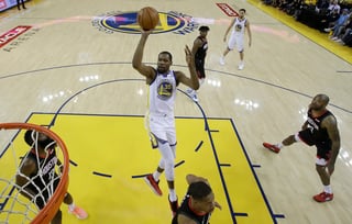 Kevin Durant metió 35 puntos en la victoria de los Warriors 104-100 sobre los Rockets de Houston.