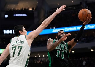 Kyrie Irving (d) metió 26 puntos, bajó 7 rebotes y repartió 11 asistencias en la paliza de los Celtics 120-90 sobre los Bucks.