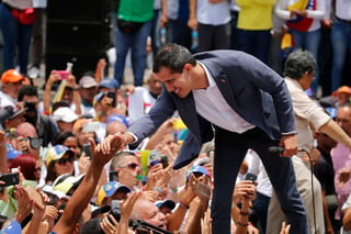 Guaidó acusó al Gobierno de Maduro de bloquear caminos para impedir que llegara a un mitin ayer. (AP)