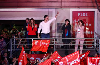 El presidente del Gobierno español, el socialista Pedro Sánchez, proclamó hoy en la madrugada la victoria de su partido en las elecciones del domingo, y se mostró dispuesto a pactar con todas las fuerzas políticas. (EFE)