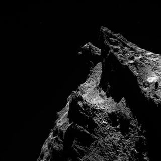 La instantánea muestra el perfil del cometa 67P/Churyumov-Gerasimenko (67P/C-G), el cual asemeja la cara de un felino mirando hacia la izquierda. (TWITTER)