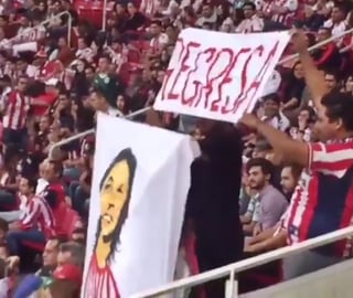 Durante el partido contra León, un grupo de aficionados mostraron un par de mantas, una con el texto 'Regresa' y la otra con el rostro de Almeyda. (Especial)
