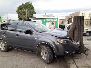El conductor de un vehículo de reciente modelo provocó un accidente de tránsito y terminó por impactarse contra el tronco de un árbol. (EL SIGLO DE TORREÓN)