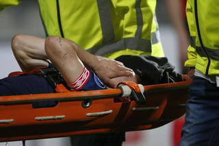 'El Chucky' terminó su temporada en el PSV de Holanda, debido a una lesión provocada por una dura entrada que le lastimó la rodilla izquierda.