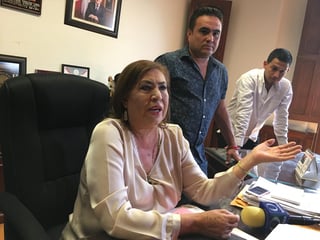 González Achem dijo que su hijo no ha ocupado ningún cargo por parte del PRI, mientras que ella no se ha ido a ningún lado: 'yo no he renunciado, yo no he traicionado, si el candidato tiene otra opinión, o el delegado, el que sea, yo los respeto”. (EL SIGLO DE TORREÓN)