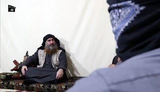El líder del grupo Estado Islámico apareció por primera vez en cinco años en un video en el que reconoce la derrota del grupo en su último baluarte en Siria, pero jura una 'larga batalla' por venir. (AP)