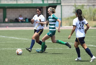 Las jovencitas tienen su propia categoría en la Copa Santos Peñoles, pero también juegan en equipos mixtos.