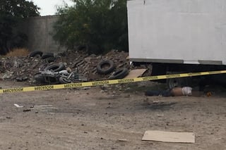 El cuerpo del hombre quedó tendido boca abajo al lado de un camión estacionado sobre la calle Lerdo de la colonia Nueva Laguna Sur de la ciudad de Torreón.